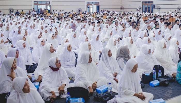 Calon jamaah haji Jember saat mengikuti pelatihan manasik massal di Gedung Serbaguna, Kaliwates, Jember, 15 Mei 2023 (Foto: Dok Pemkab Jember)