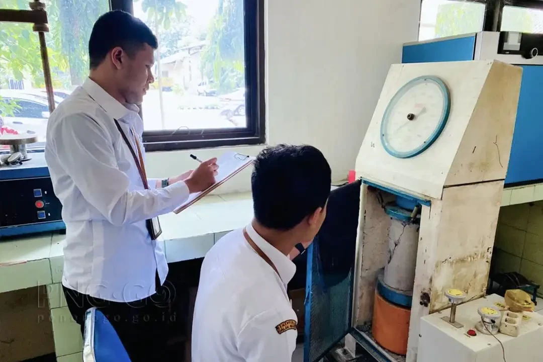 Pegawai di Dinas Pekerjaan Umum, Perumahan dan Kawasan Permukiman (DPUPKP) Kabupaten Ponorogo berada di laboratorium untuk pekerjaan konstruksi berstandar internasional. (Foto: dok.Kominfo Ponorogo)