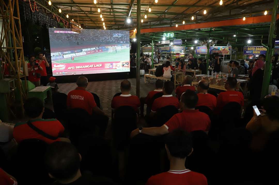 Nobar Timnas Indonesia U-22 vs Thailand U-22 di SWK Dharmahusada Surabaya, Selasa 16 Mei 2023 lalu. (Foto: Humas Pemkot Surabaya)