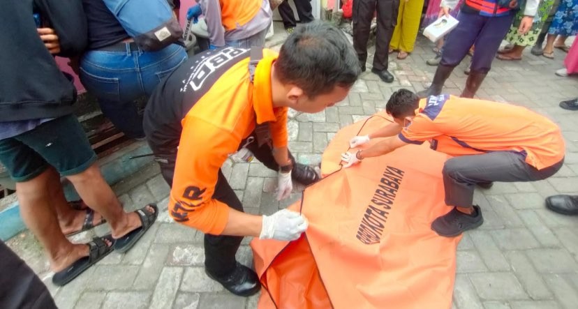 Evakuasi jenazah bayi perempuan di tong sampah Benowo (Foto: dok. BPBD Surabaya)