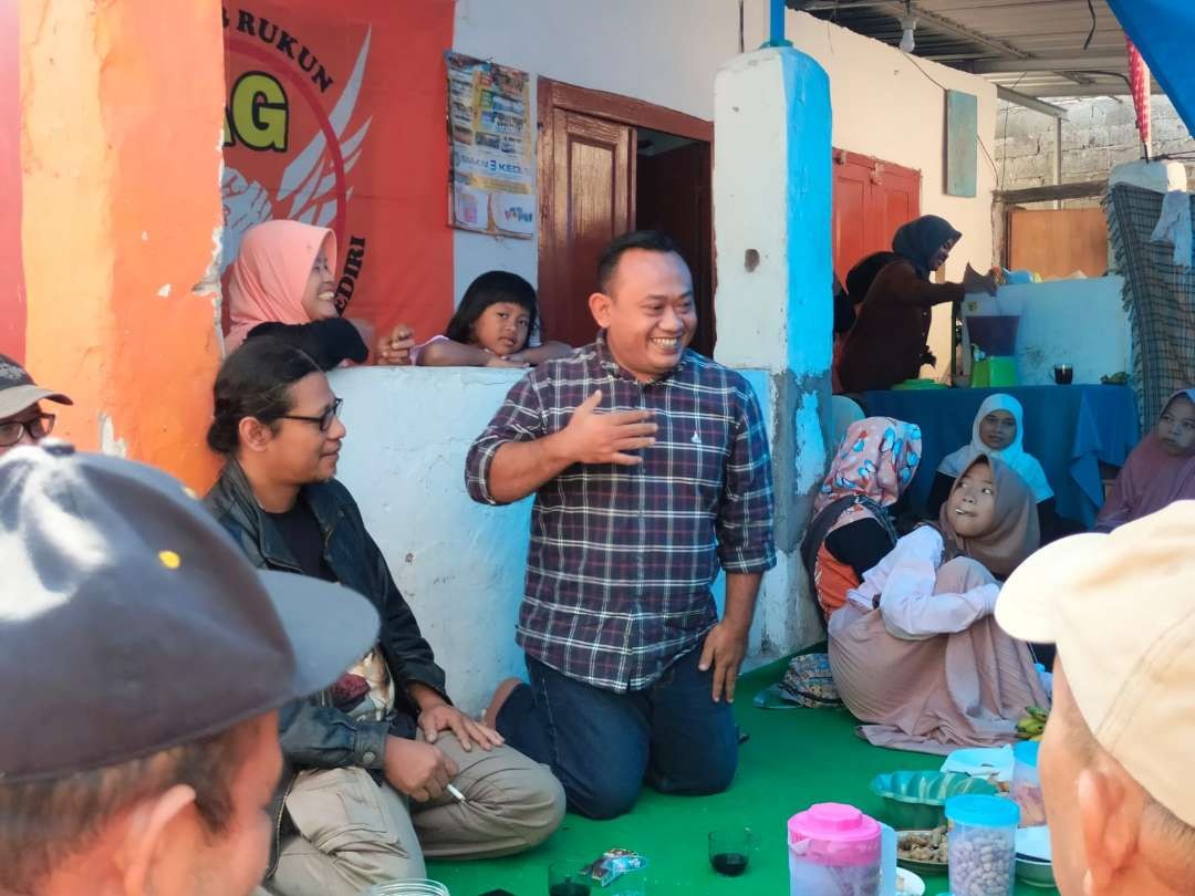 BMI dan Repdem Kota Kediri turun ke bawah edukasi PKL tentang pengurusan NIB. (Foto: Fendhy Plesmana/Ngopibareng.id)