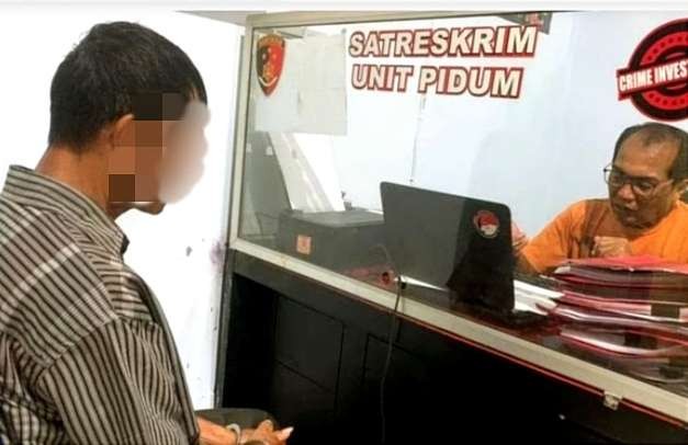 Pelaku penjambretan kalung emas emak-emak di Bondowoso diperiksa penyidik Satreskrim Polres setempat.(foto:guido/ngopibareng.id)