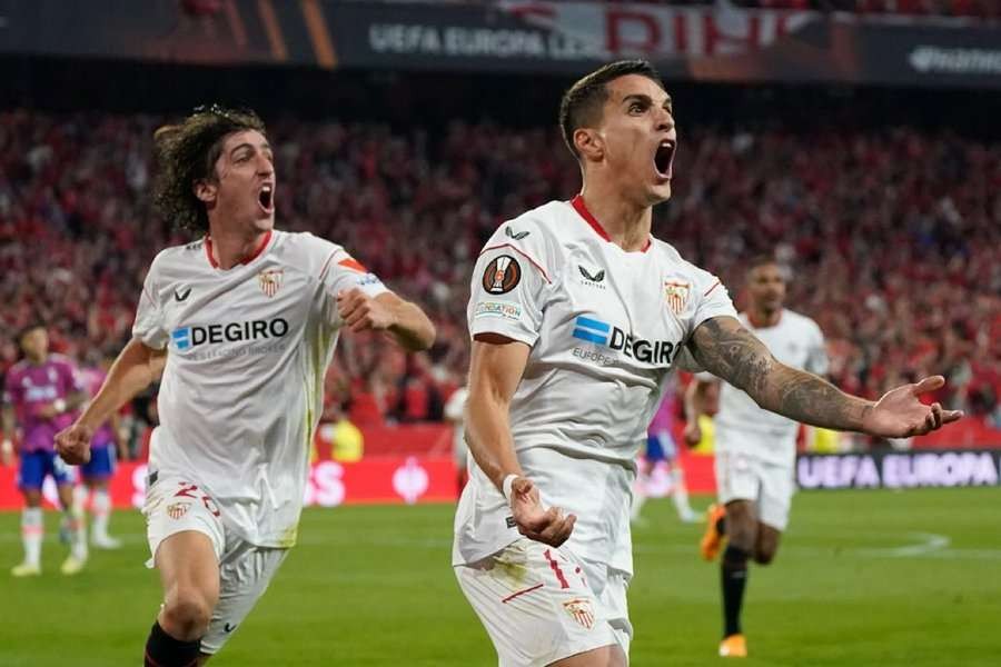 Ekspresi Erik Lamela (kanan) dan Brian Gil usai gol kedua Sevilla tercipta.