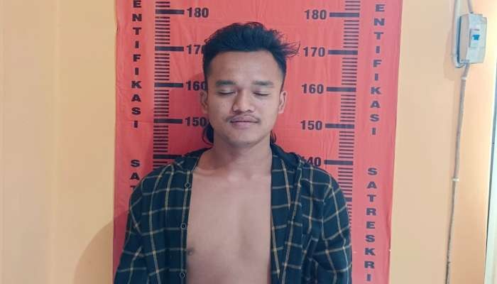 FK, tersangka penusukan anak di bawah umur ditahan di Polsek Kalisat. (Foto: Dok Polsek Kalisat)