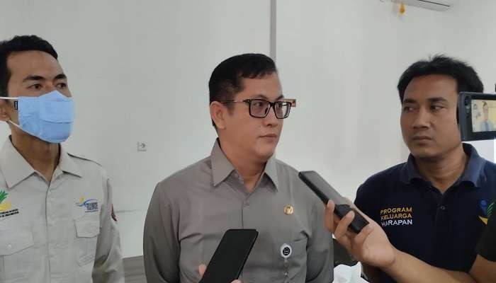 Tim ahli DPR RI Anasrul Chaniago memaparkan dugaan penyelewengan dana PKH di Kecamatan Jenggawah (Foto: Rusdi/Ngopibareng.id)