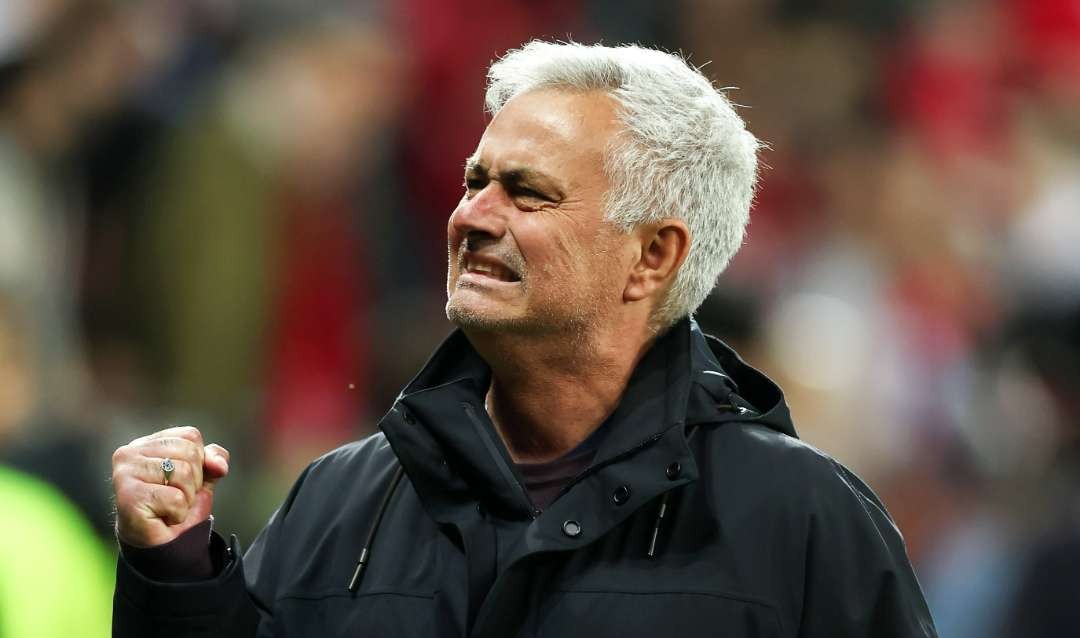 Jose Mourinho hanya sedikit berekspresi ketika AS Roma memastikan tiket final Liga Europa 2022-2023 usai menahan imbang 0-0 Bayer Leverkusen. (Foto: Twitter/@OfficialASRoma)