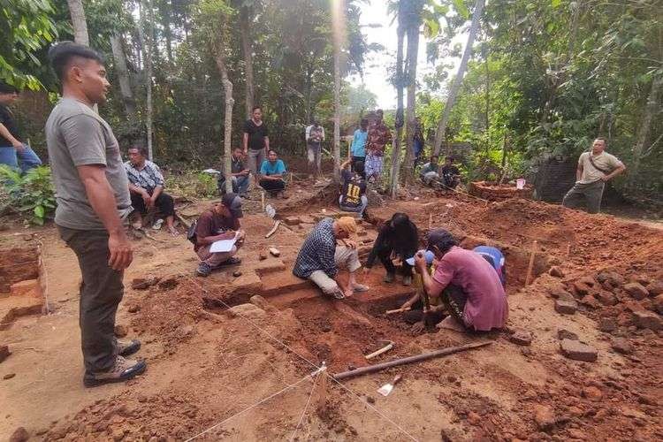 Tim ekskavasi dari Balai Pelestarian Cagar Budaya (BPCB) Jawa Timur,melakukan penggalian di struktur bangunan diduga candi era mataram kuno di Kabupaten Trenggalek Jawa Timur, pada Jumat 29 Juli 2022.(Foto: dok. kompas)