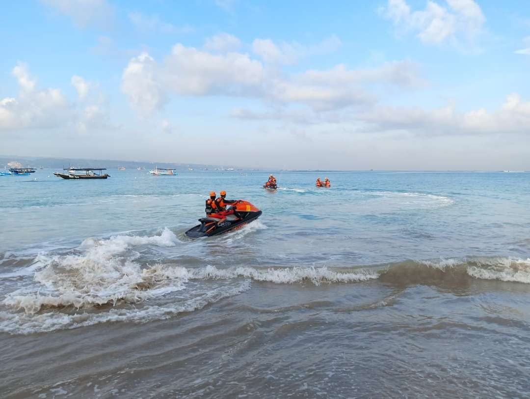 Basarnas Bali melakukan penyisiran mencari warga yang terseret arus (Foto: Basarnas Bali)