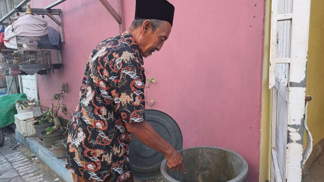 M. Solihin alias Mbah Alex adalah orang pertama yang menemukan bayi malang dalam tong sampah di Jalan Tengger, Benowo. (Foto: Pita Sari/Ngopibareng.id)