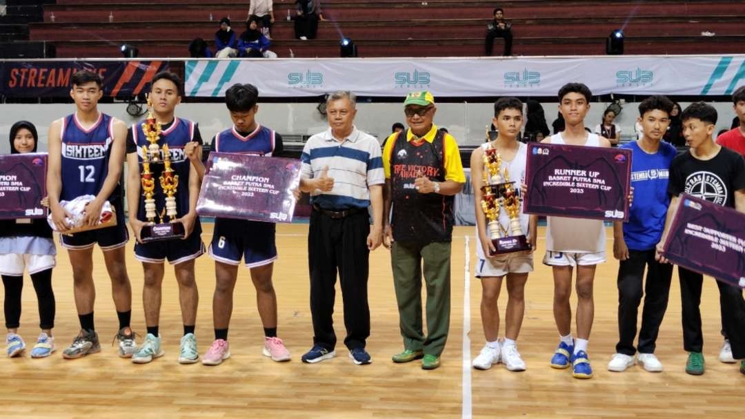 Kepsek SMAN 16 Surabaya, Moch Usman (lima dari kiri) dan Wakil Ketua KONI Jatim Deddy Suhajadi (enam dari kiri), usai menyerahkan piala kepada para pemenang ISC 2023 di DBL Arena, Surabaya, Sabtu 20 Mei 2023. (Foto: Fariz Yarbo/Ngopibareng.id)