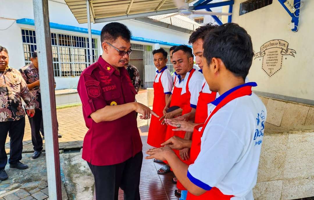 Kadivpas saat bertegur sapa dengan warga binaan Lapas Sidoarjo. (Foto: Aini Arifin/Ngopibareng.id)