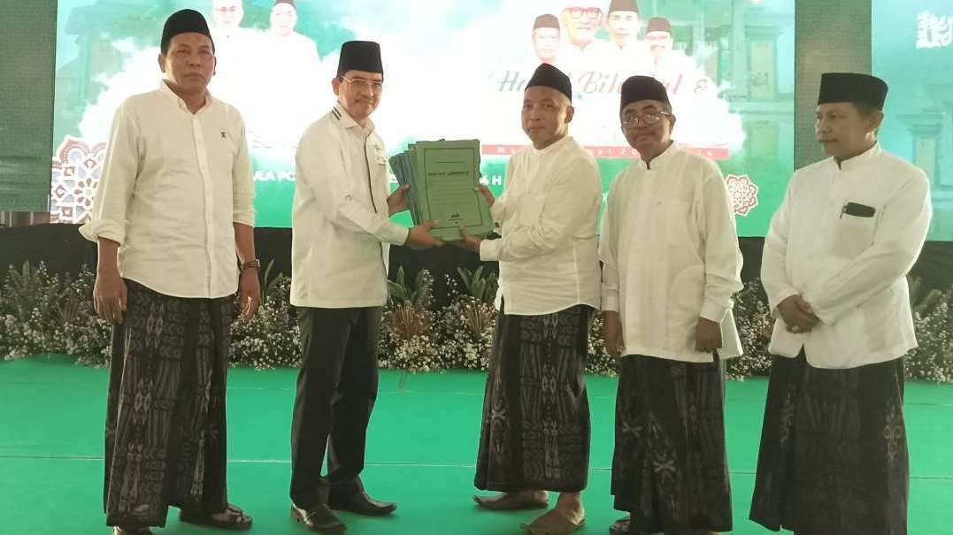 Penyerahan SK MWC dan PR se-Jombang oleh KH Fahmi Amrulloh Hadzik kepada Wasekjen DR KH Imron Rosyadi Hamid selaku Tim Verval PBNU.(Foto: imron Hamid)