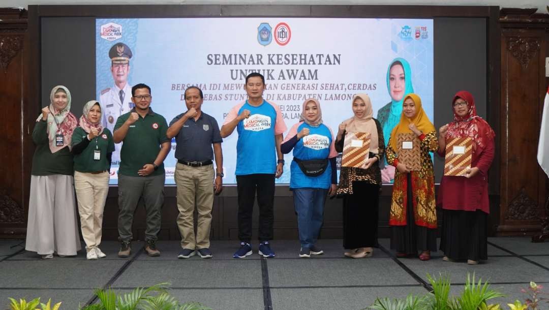 Keterangan Foto: Bupati Lamongan, Yuhronur Efendi foto bersama setelah membuka  seminar kesehatan oleh IDI Cabang Lamongan(Foto:Istimewa)