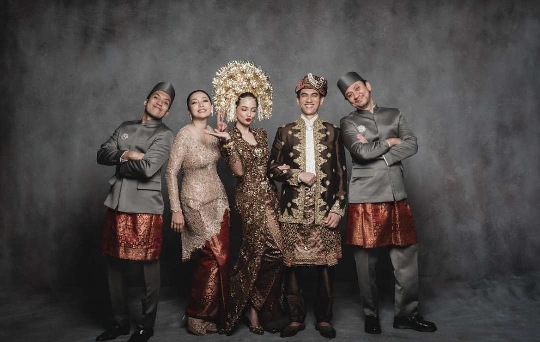 Pasangan pengantin baru Enzy Storia dan Maulana Kasetra (Molen) bersama sahabat, yakni Hesti Purwadinata, Desta, dan Vincent Rompies. (Foto: Instagram @hestipurwadinata)