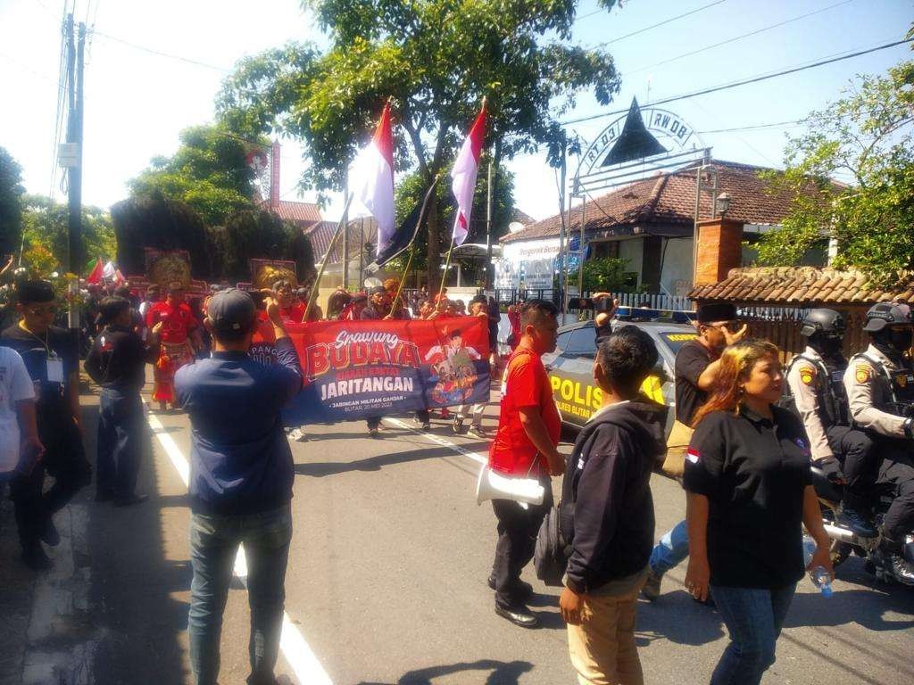 Relawan Ganjaris dari berbagai daerah melakukan lonchmarch dari Museum Istana Gebang menuju makam Sang Proklamator di kelurahan Bendogerit Kecamatan Sanan Wetan Kota Blitar, setelah deklarasi relawan, Jari Tangan Ganjar Sabtu 20 Mei 2023. (Foto: Choirul Anam/Ngopibareng.id)