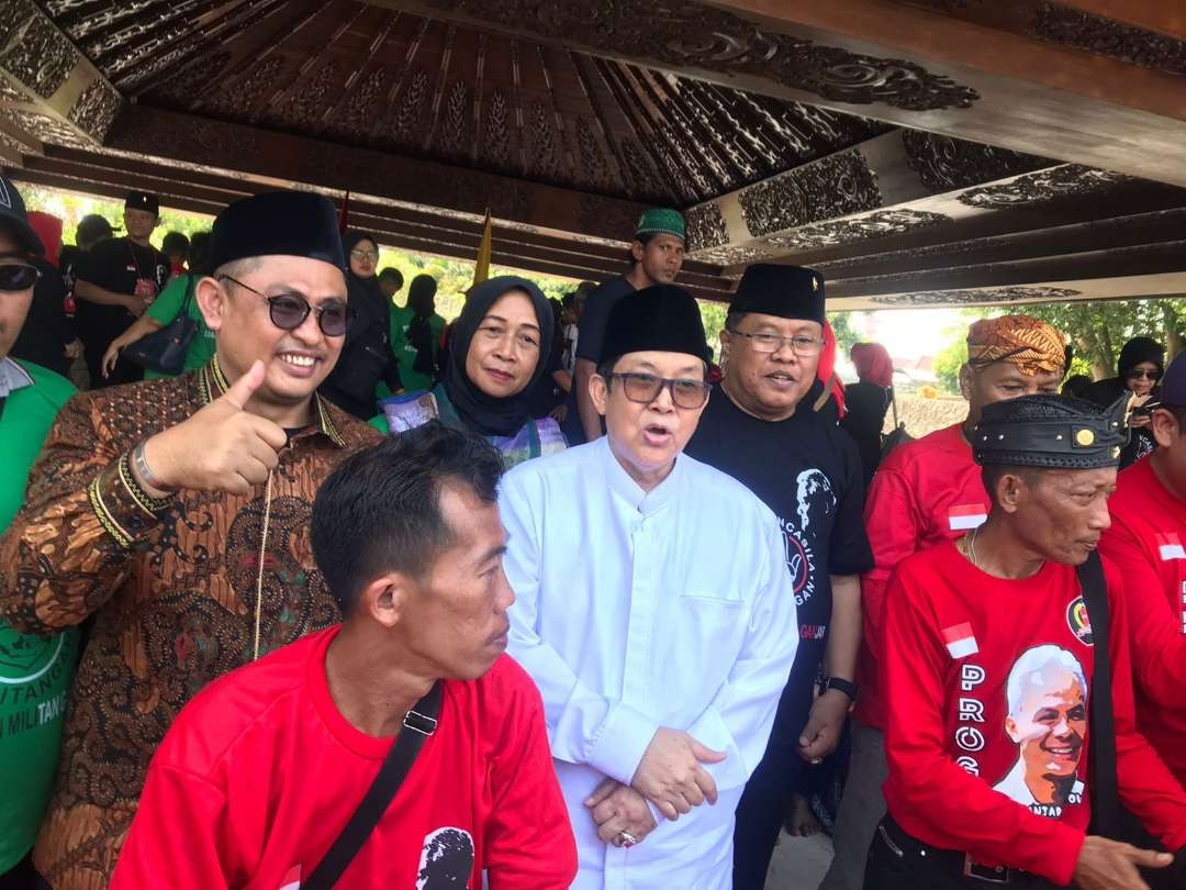 Tanggapan Ali Maskur Musa terhadap Ganjar Pranowo calon Presiden Republik Indonesia setelah deklarasi Relawan Jaringan Militan Ganjar dan doa Tahlil di Makam Proklamator RI kelurahan Bendogerit kecamatan Sanan Wetan Kota Blitar 20 Mei 2023. (Foto: Choirul Anam/Ngopibareng.id)