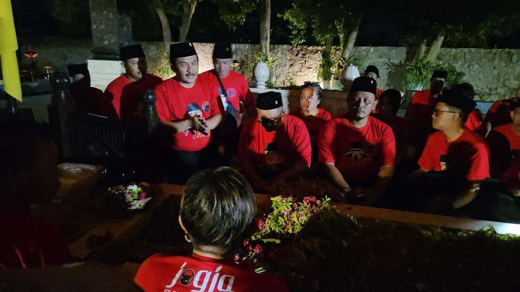 Ziarah makam Bung Karno dilakukan kader PDIP. (Foto: Istimewa)