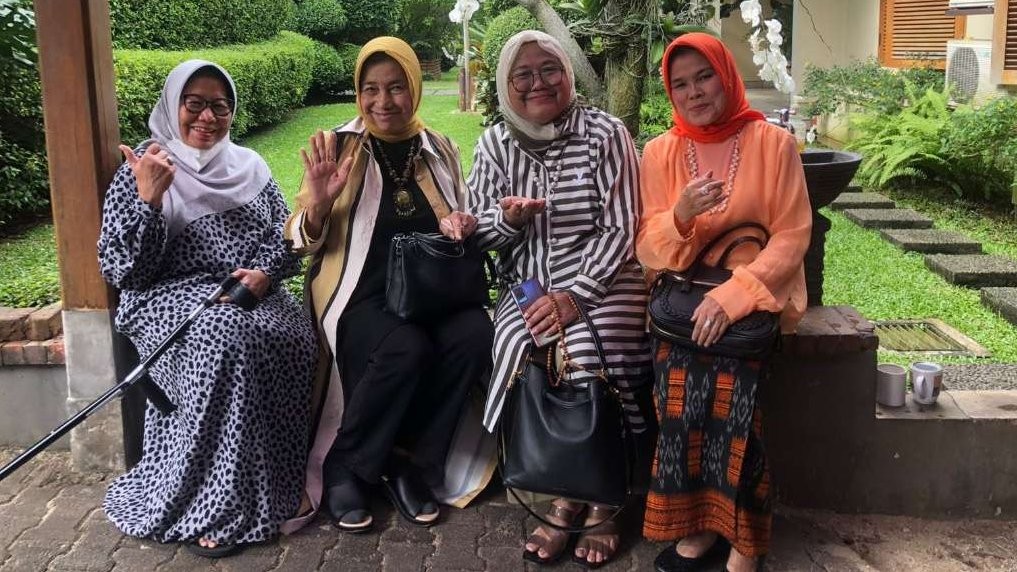 Para aktivis Muslimat NU, di antaranya, Ny Hj Farida Salahuddin Wahid dan  Gefarina Djohan. (Foto: dok/ngopibareng.id)