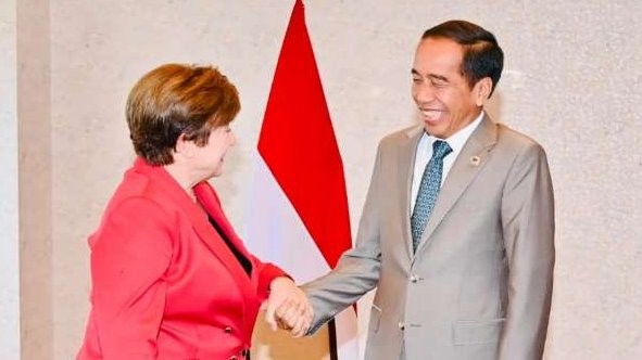 Presiden Joko Widodo dan Kristalina Georgieva, Direktur Pelaksana Dana Moneter Internasional (International Monetary Fund) IMF, di Horoshima, Jepang. (Foto: stores)