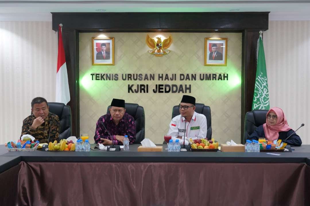 Konjen RI saat menggelar rapat koordinasi dengan Petugas Penyelenggara Ibadah Haji (PPIH) Arab Saudi di Kantor Urusan Haji KJRI Jeddah. (Foto: Istimewa)