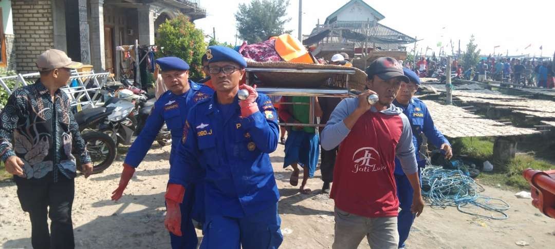 Tim SAR gabungan Satpolairud Polres Lamongan bersama KP X-1011 BKO Ditpolair Polda Jatim, Basarnas, BPBD  Lamongan dan Tuban berhasil menemukan korban. (Foto: Istimewa)