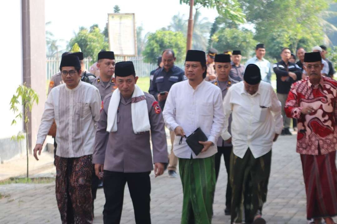 Pengasuh Pondok Pesantren API Tegalrejo KH Yusuf Chudlori, Kapolri Jenderal Listyo Sigit Prabowo, dalam acara Halal Bihalal RMI PWNU Jateng di Tegalrejo, Magelang. (Foto: zulfa-rim jateng for ngopibareng.id)