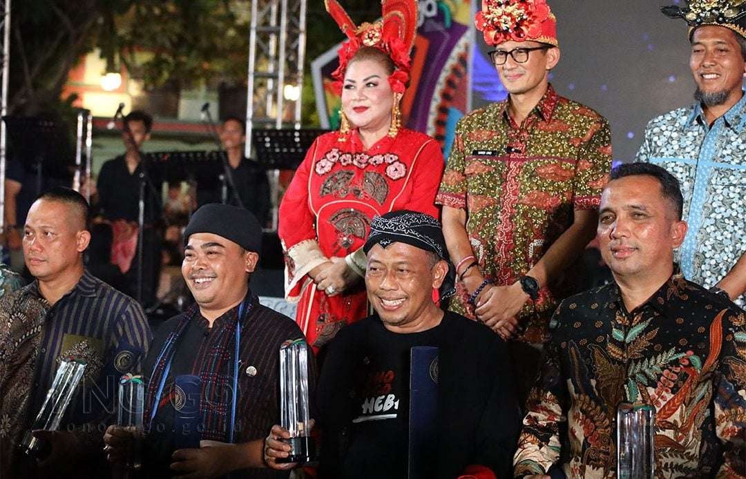 Menteri Pariwisata dan Ekonomi Kreatif (Menparekraf) Sandiaga Salahuddin Uno foto bersama usai menyerahkan plakat KaTa Kreatif Indonesia 2022 kepada Bupati Ponorogo Sugiri Sancoko dalam acara Jejak Kreatif Indonesia di Kompleks Kota Lama Kota Semarang Provinsi Jawa Tengah, Jumat 19 Mi 2023.(Foto: dok. Kominfo Ponorogo)