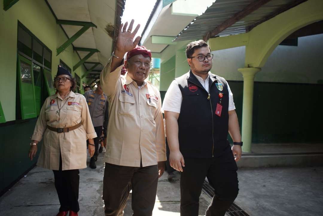 Bupati Kediri Hanindhito Himawan Pramana minta SMPN 4 Pare melakukan kajian sejarah. (Foto: Istimewa)