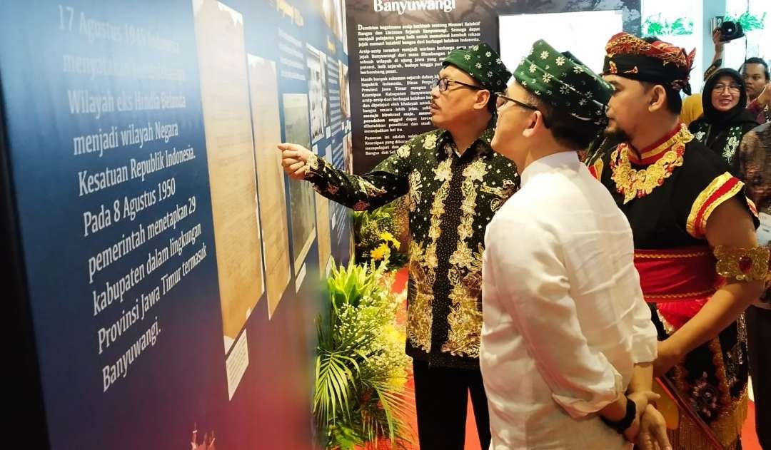 Kepala ANRI Imam Gunarto mendampingi Menpar RB Abdullah Azwar Anas melihat pameran arsip. (Foto:Muh Hujaini/Ngopibareng.id)