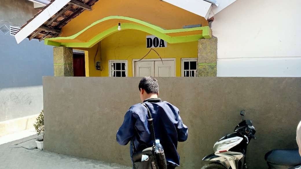 Kondisi saat ini pagar tembok menutupi akses masuk rumah Tina di Desa Tambakboyo, Kecamatan Tambakboyo, Kabupaten Tuban (Khoirul Huda/Ngopibareng.id)