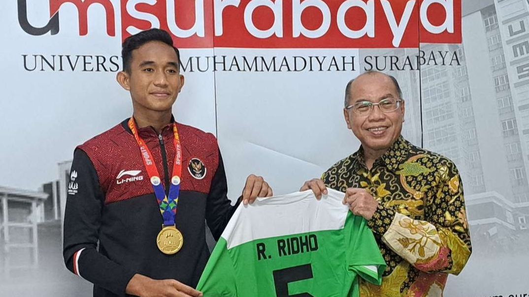 Kapten Timnas U-22, Rizky Ridho bersama Rektor UM Surabaya. (Foto: Pita Sari/Ngopibareng.id)