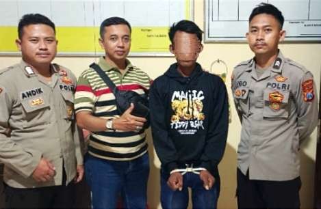 Pelaku curanmor 13 TKP masuk DPO menyerahkan diri ke Polsek Kapongan Situbondo.(foto: Humas Polres Situbondo)