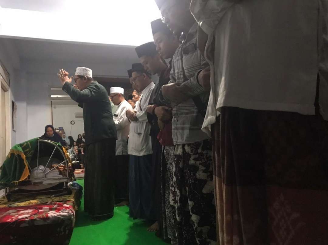 Para pentaziah sholati jenazah KH Azizi Hasbulloh di rumah duka Dusun Baran Desa Ploso Kecamatan Selopuro Kabupaten Blitar. (Foto: Choirul Anam/Ngopibareng.id)