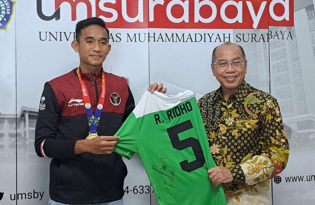 Kapten Timnas U-22, Rizky Ridho bersama Rektor UMSurabaya, Dr Sukadiono. (Foto: Pita Sari/Ngopibareng.id)