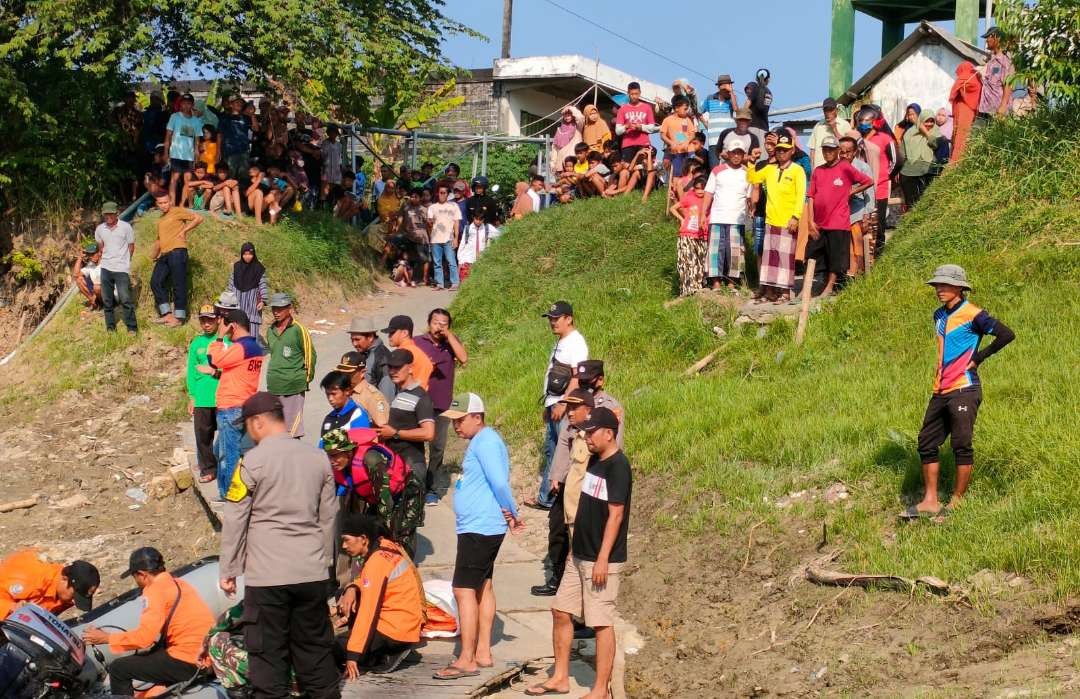 Tim SAR melakukan pencarian korban di aliran Sungai Bengawan Solo. (Foto: Istimewa)