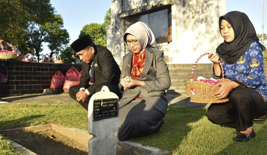 Wakil Bupati Lumajang Indah Amperawati saat ziarah di TMP Kusuma Bangsa Lumajang. (Foto: Kominfo Lumajang)