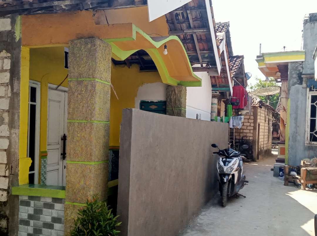 Rumah warga di Dusun Karangtawang, Desa Tambakboyo, Kecamatan Tambakboyo, Tuban, ditutup oleh tetangga dengan pagar tembok. (Foto: Khoirul Huda/Ngopibareng.id)