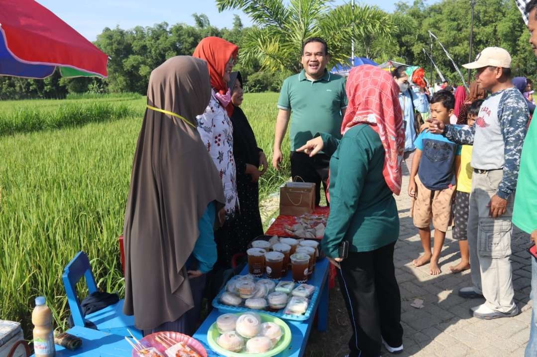 Bupati Blora, Arief Rohman menikmati sensasi kuliner tradisional di Pasar Krempyeng Blora. (Foto: Humas Pemkab Blora)