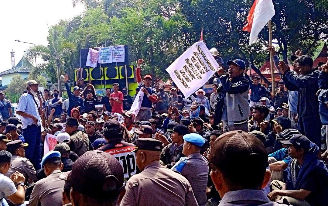 Ribuan petani sayuran dari Kecamatan Ijen (Sempol) Bondowoso menuntut dapat jatah pupuk bersubsidi dengan aksi demo di DPRD dan Pemkab Bondowoso, Senin 22 Mei 2023. (Foto: Guido Saphan/Ngopibareng.id)