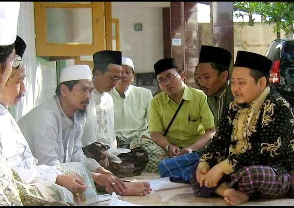 Kegiatan Ust Ma'ruf Khozin pada Bahtsul Masail di Bangkalan, 2006, bersama Kiai Azizi Hasbullah. (Foto: Kiai Zainur Rahman)