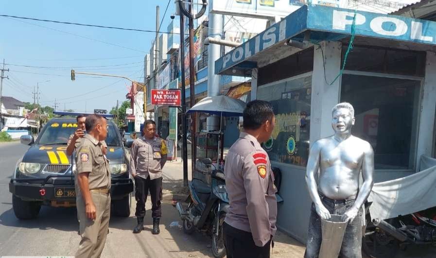 Manusia silver saat terjaring petugas gabungan di Desa Balung Lor, Kecamatan Balung. (Foto: Dokumentasi Polsek Balung)