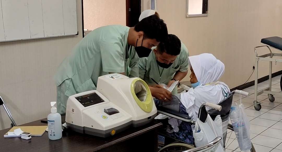 Seorang calon jamaah haji embarkasi Surabaya saat menjalani perawatan di Klinik Asrama Haji Sukolilo, Surabaya, Selasa 23 Mei 2023. (Foto: Fariz Yarbo/Ngopibareng.id)