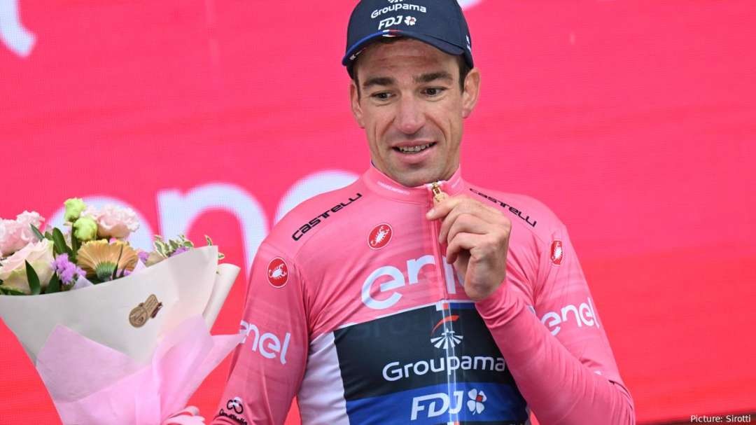 Bruno Armirail (Groupama-FDJ) berhasil merebut Maglia Rosa dari Geraint Thomas. (Foto: Istimewa)