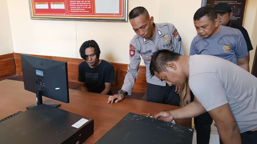 Tersangka saat menjalani interogasi awal di Polsek Balung. (Foto: Dok Polsek Balung)