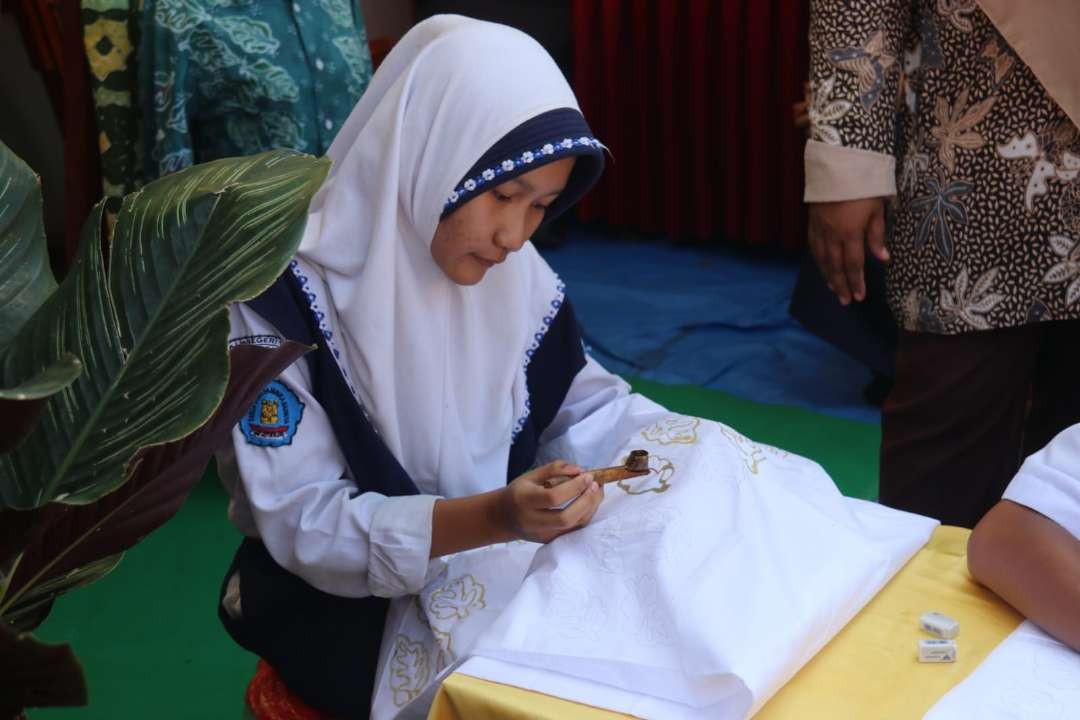 Salah satu pelajar SMP dalam gebyar Hari Pendidikan Nasional. (Foto: Ahmad Sampurno/Ngopibareng.id)