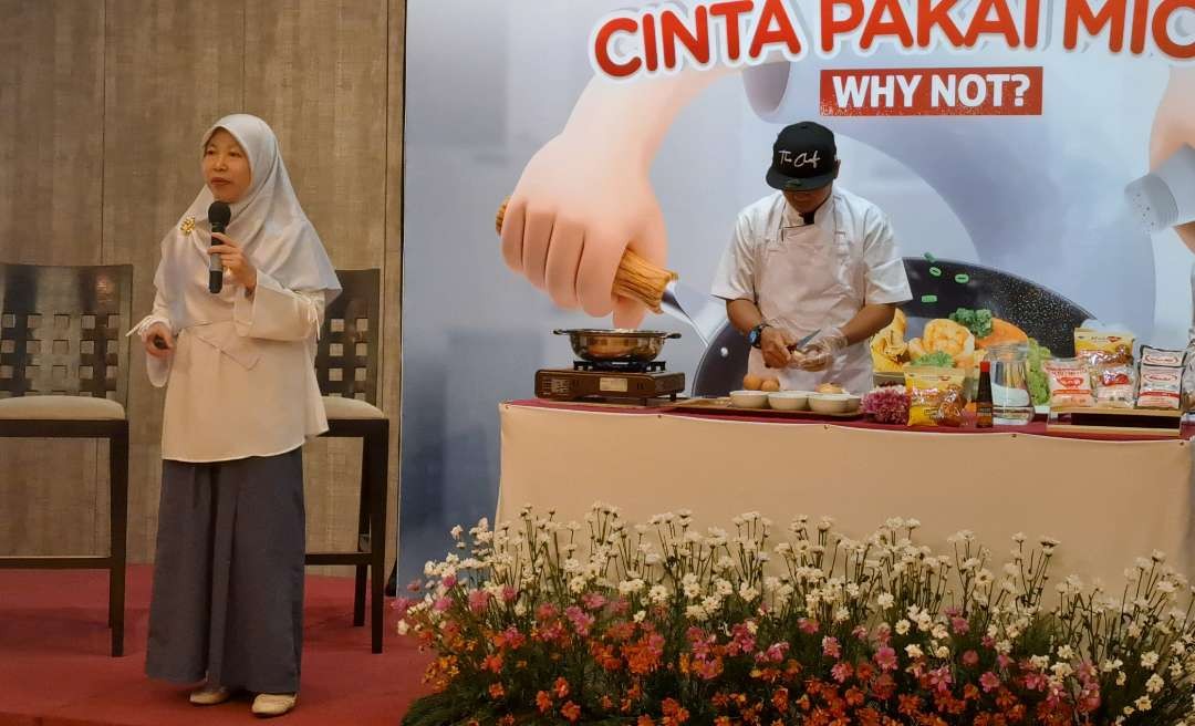 Profesor Hanifah Nuryani Lioe saat menjelaskan mengenai penggunaan micin atau MSG. (Foto: Pita Sari/Ngopibareng.id)