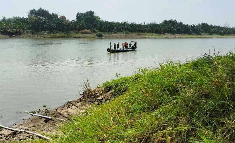 Upaya Tim SAR melakukan pencarian korban di aliran sungai Bengawan Solo. (Foto: Istimewa)