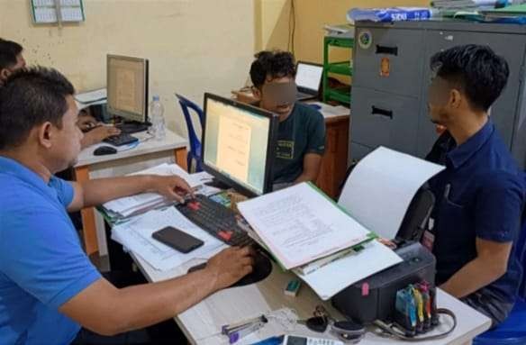 Dua dari lima kawanan pengedar sabu-sabu diperiksa penyidik Satreskrim Polres Situbondo.(foto: humas polres Situbondo)