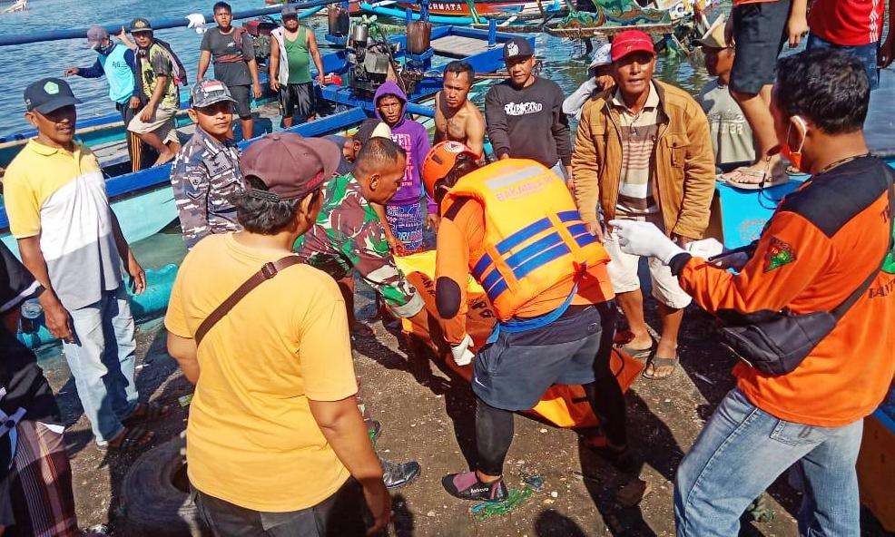 Jenazah korban dievakuasi menuju ke rumah duka (foto: Basarnas Banyuwangi)