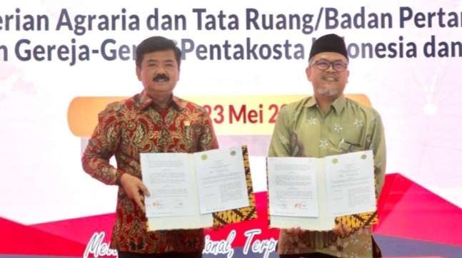 Menteri ATR/BPN Hadi Tjahjanto bersama Ketua Umum PP Persis, Ustaz Jeje Zaenudin, usai menandatangani nota kesepahaman terkait serifikasi tanah wakaf Persis. (Foto: Arsip BPN)